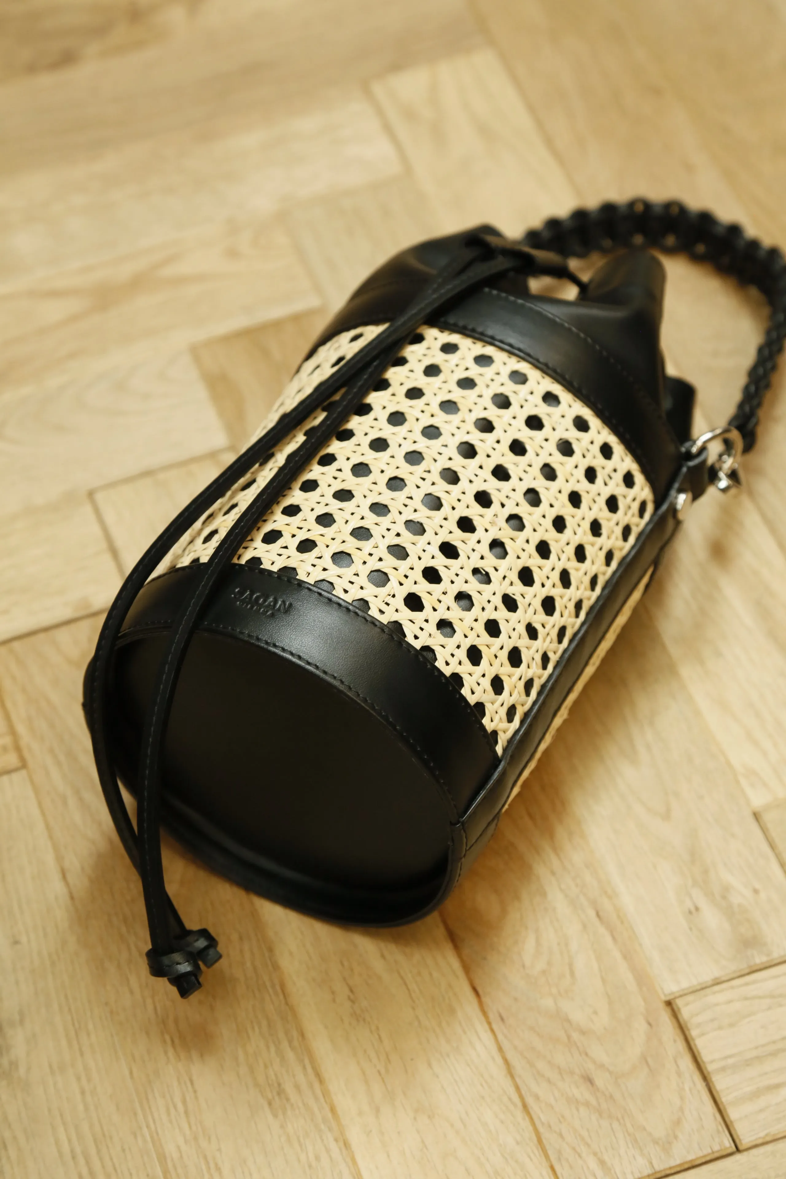SAGAN VIENNA VIENNA BUCKET BAG S (NERO-RATTAN BEIGE)