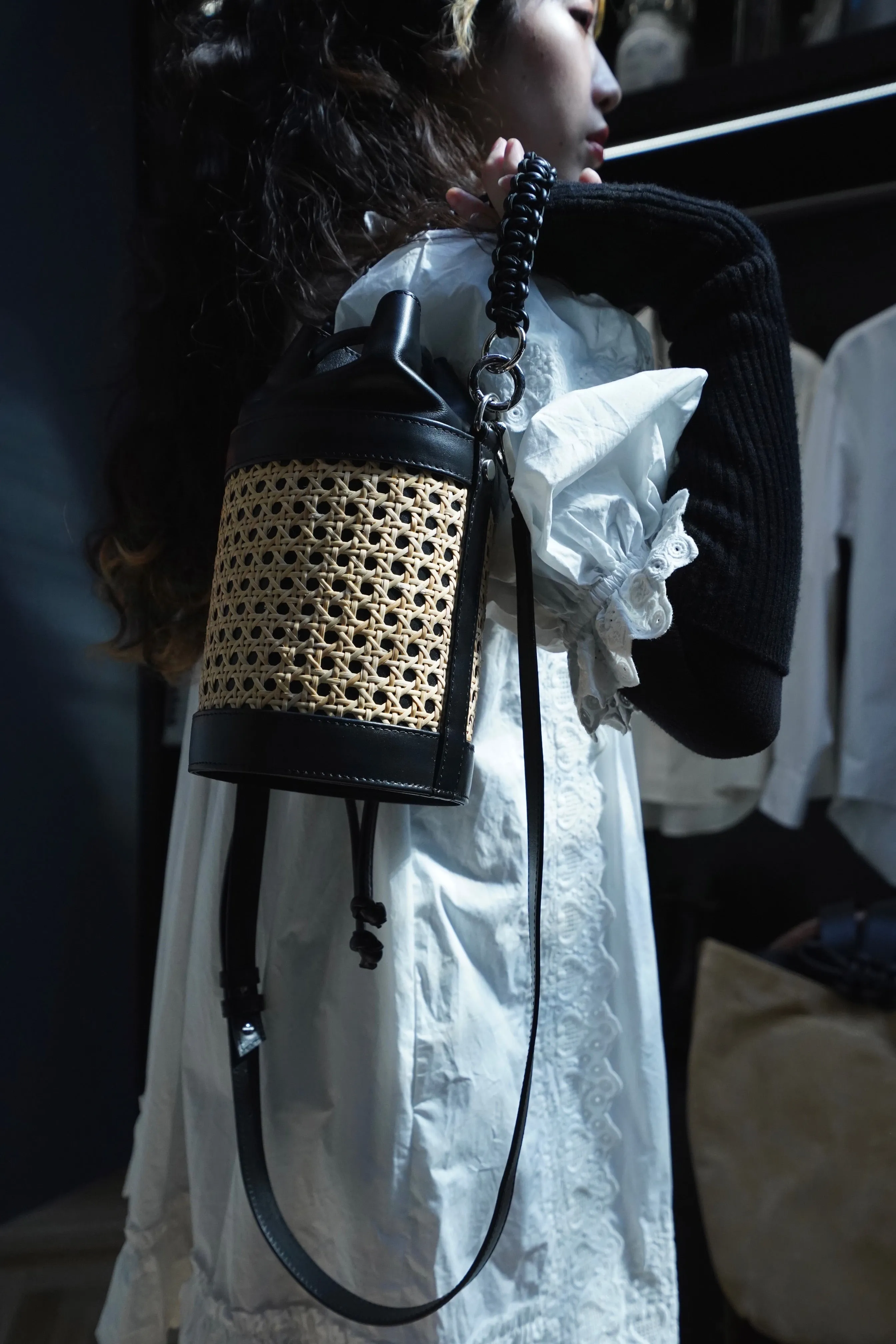 SAGAN VIENNA VIENNA BUCKET BAG S (NERO-RATTAN BEIGE)