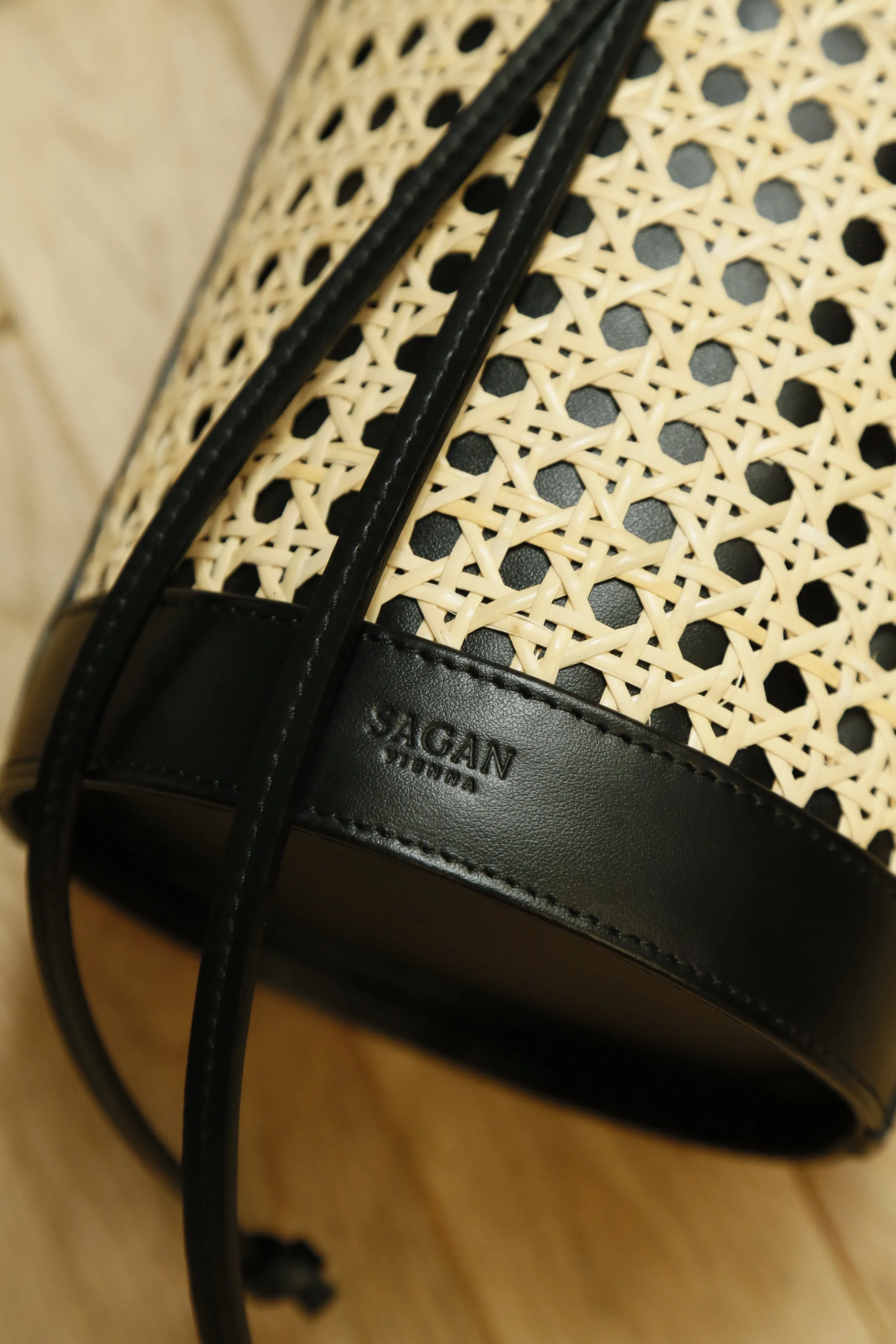 SAGAN VIENNA VIENNA BUCKET BAG S (NERO-RATTAN BEIGE)