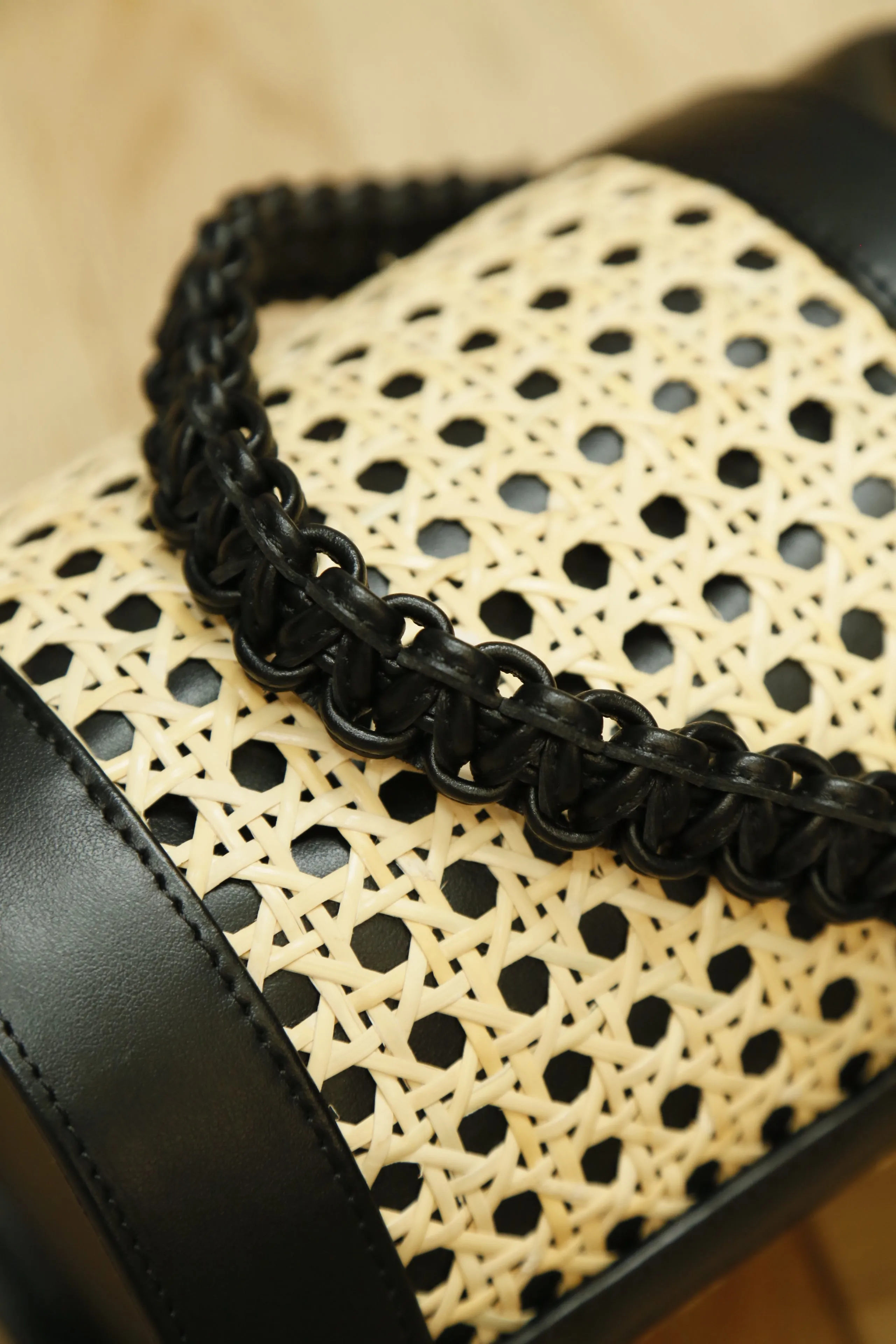 SAGAN VIENNA VIENNA BUCKET BAG S (NERO-RATTAN BEIGE)