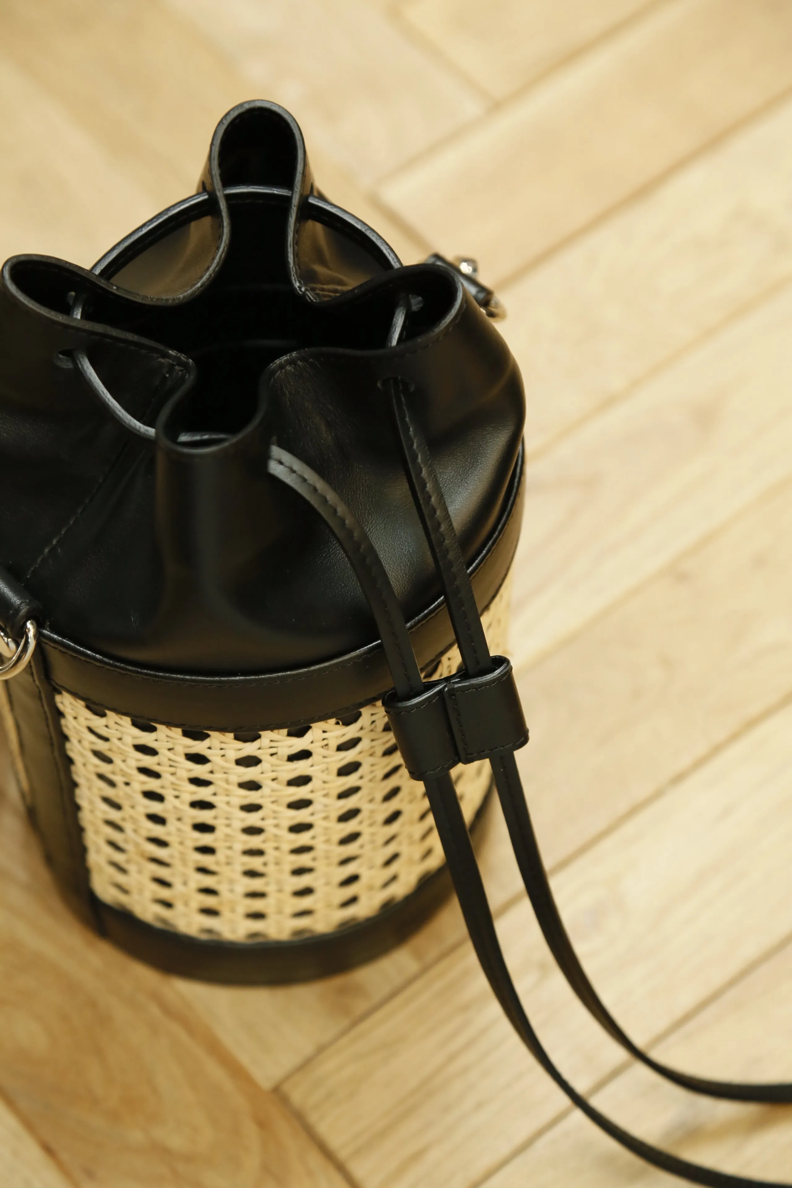 SAGAN VIENNA VIENNA BUCKET BAG S (NERO-RATTAN BEIGE)