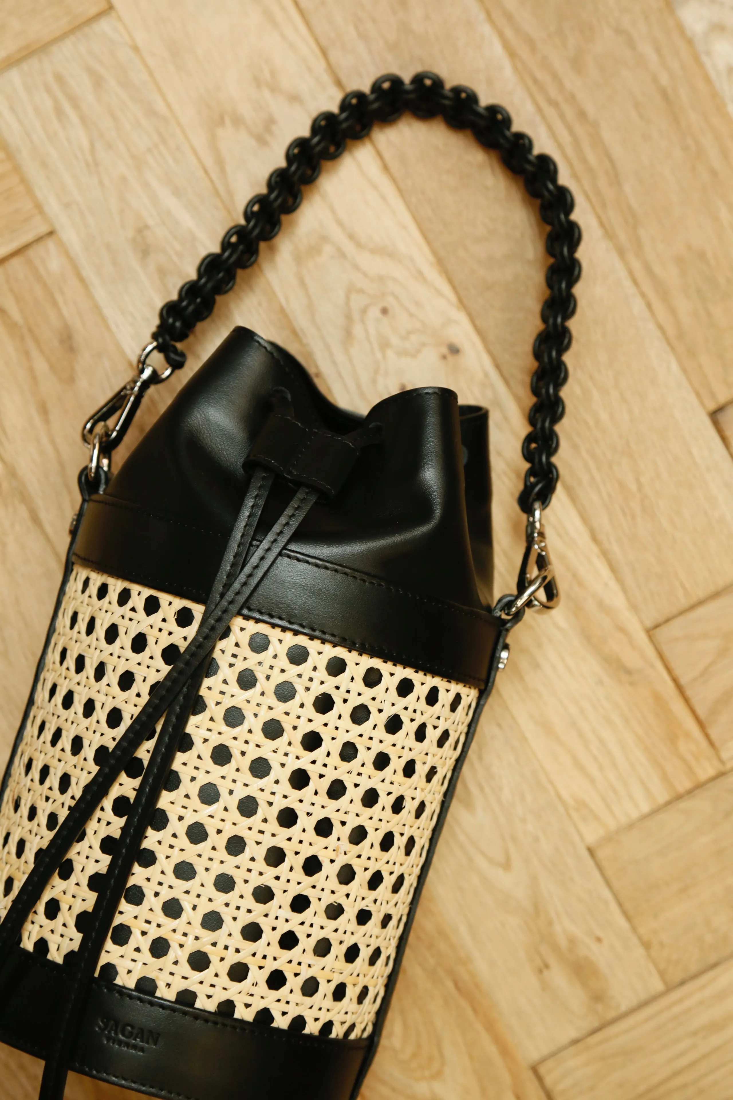 SAGAN VIENNA VIENNA BUCKET BAG S (NERO-RATTAN BEIGE)