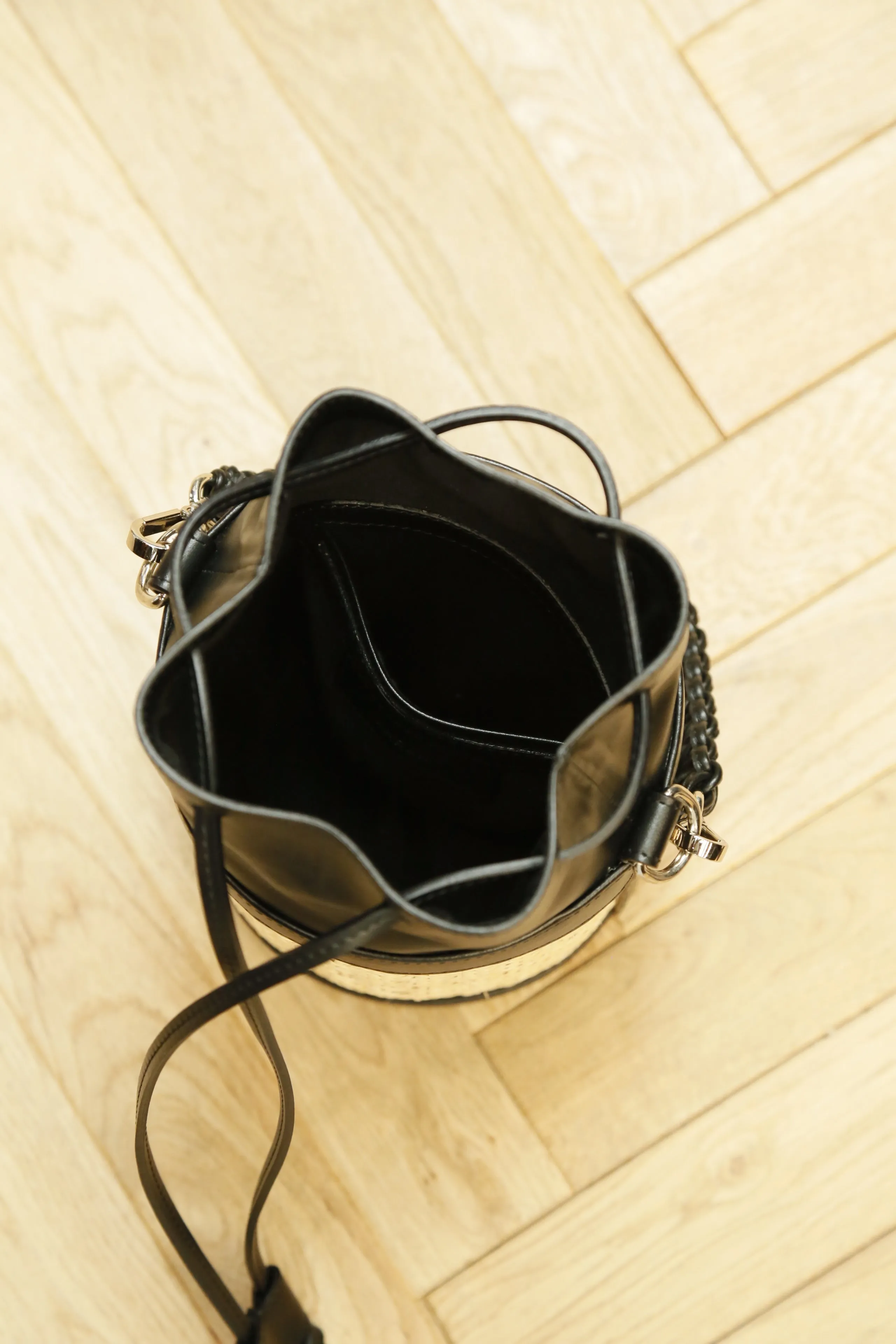 SAGAN VIENNA VIENNA BUCKET BAG S (NERO-RATTAN BEIGE)