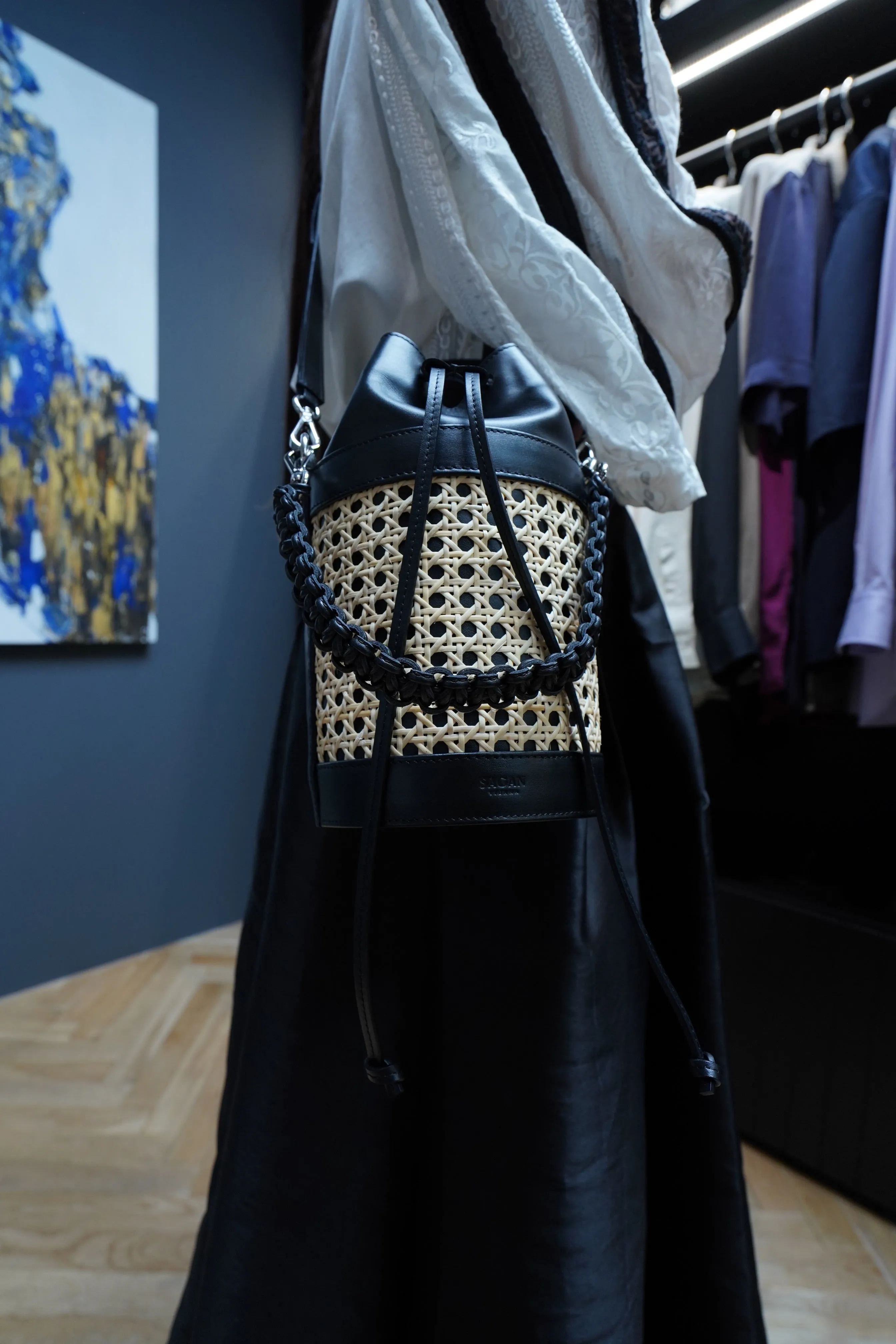 SAGAN VIENNA VIENNA BUCKET BAG S (NERO-RATTAN BEIGE)